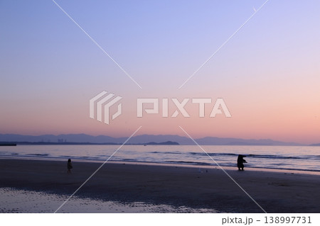 夕暮れの海岸 138997731
