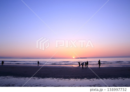 海に沈む夕日 138997732