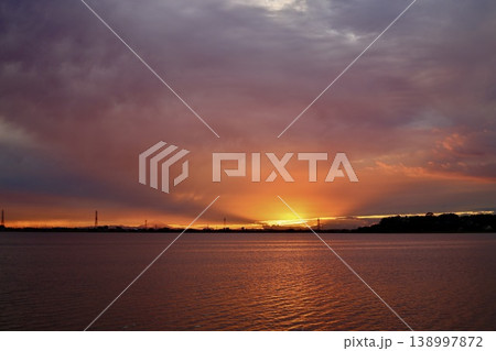 海に沈む夕日 138997872