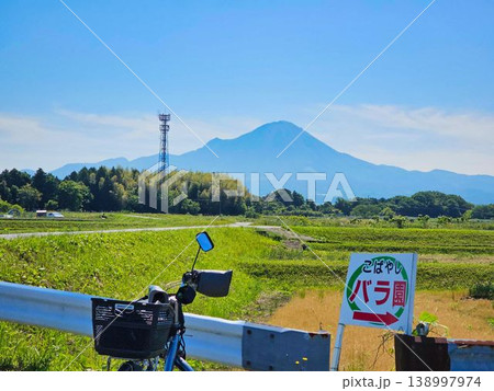 夏の青空と広大な田園風景 夏の青空と広大な田園風景 138997974