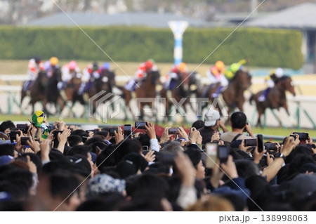 競馬の最終直線で熱狂する観客 競馬の最終直線で熱狂する観客 138998063