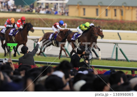 競馬の最終直線で熱狂する観客 競馬の最終直線で熱狂する観客 138998065