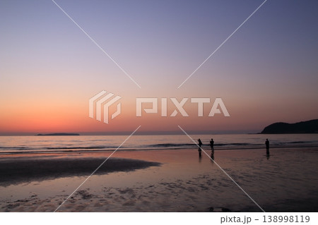 海に沈む夕日 138998119