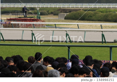 競馬のレーススタートを待つ観客たち 競馬のレーススタートを待つ観客たち 138998151