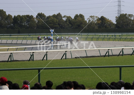 ダートコースを走る競走馬たち ダートコースを走る競走馬たち 138998154