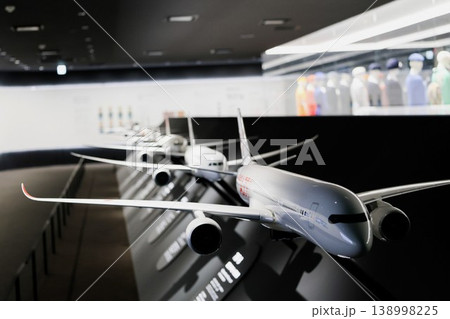 ディスプレイされた飛行機の模型 138998225