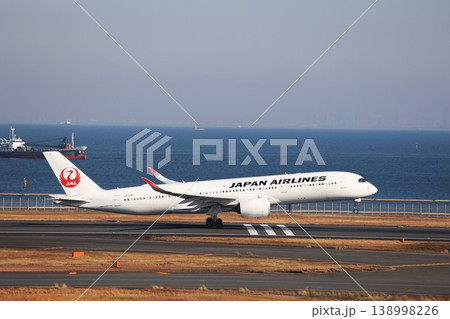 羽田空港の滑走路から飛び立つ旅客機 羽田空港の滑走路から飛び立つ旅客機 138998226