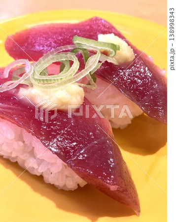 鮮やかな赤身のかつお握り 鮮やかな赤身のかつお握り 138998343