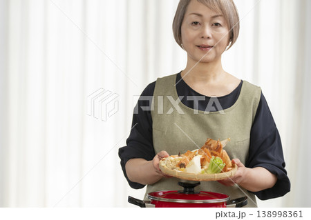 キッチンでベジブロスを作るシニア女性 138998361
