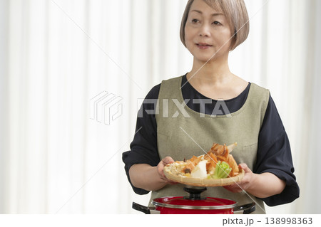 キッチンでベジブロスを作るシニア女性 138998363