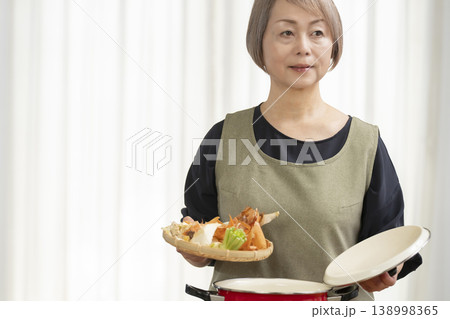 キッチンでベジブロスを作るシニア女性 138998365