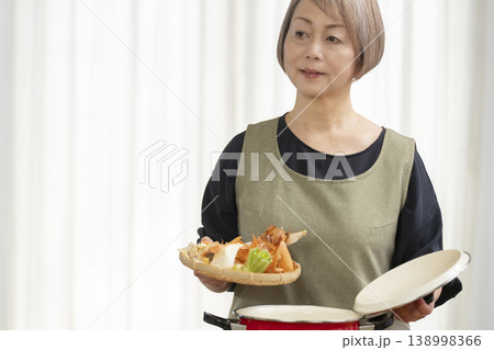 キッチンでベジブロスを作るシニア女性 138998366