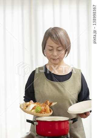 キッチンでベジブロスを作るシニア女性 138998367