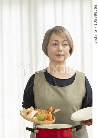 キッチンでベジブロスを作るシニア女性 138998368