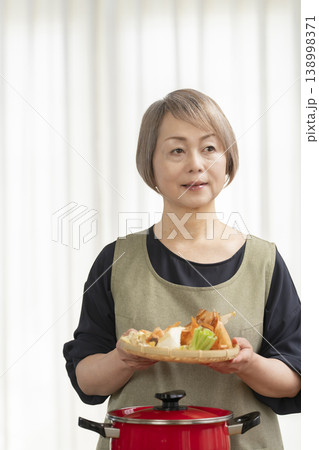 キッチンでベジブロスを作るシニア女性 138998371