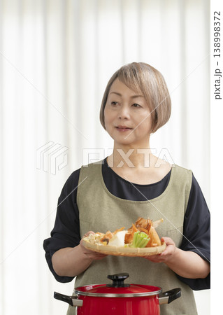 キッチンでベジブロスを作るシニア女性 138998372