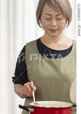 キッチンでベジブロスを作るシニア女性 キッチンでベジブロスを作るシニア女性 138998373