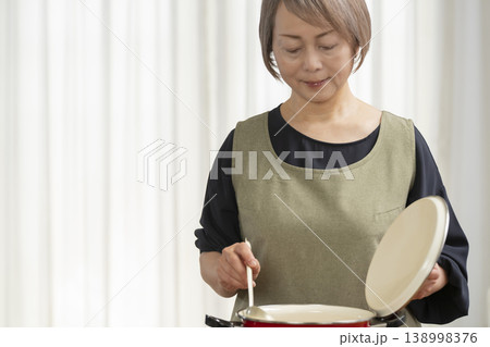 キッチンでベジブロスを作るシニア女性 138998376
