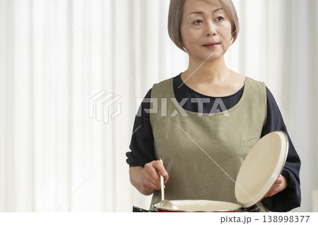 キッチンでベジブロスを作るシニア女性 キッチンでベジブロスを作るシニア女性 138998377
