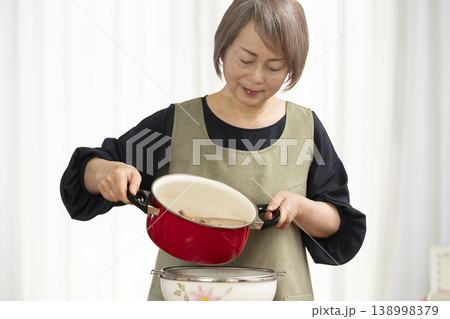 キッチンでベジブロスを作るシニア女性 138998379