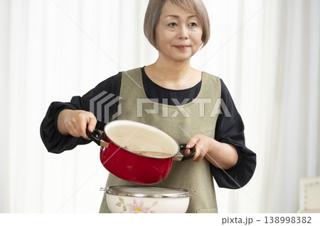 キッチンでベジブロスを作るシニア女性 キッチンでベジブロスを作るシニア女性 138998382