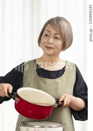 キッチンでベジブロスを作るシニア女性 キッチンでベジブロスを作るシニア女性 138998385
