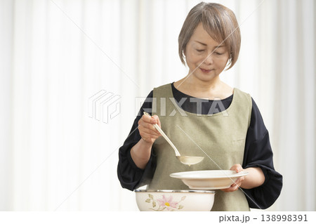 キッチンでベジブロスを作るシニア女性 138998391