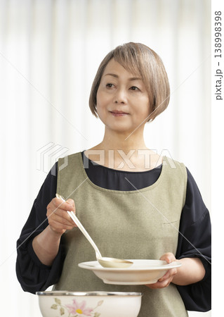 キッチンでベジブロスを作るシニア女性 138998398