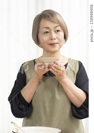 キッチンでベジブロスを作るシニア女性 138998408