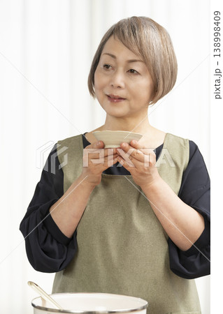 キッチンでベジブロスを作るシニア女性 キッチンでベジブロスを作るシニア女性 138998409