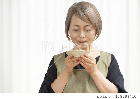 キッチンでベジブロスを作るシニア女性 キッチンでベジブロスを作るシニア女性 138998410