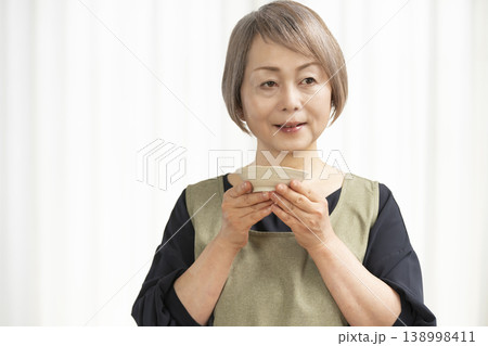キッチンでベジブロスを作るシニア女性 キッチンでベジブロスを作るシニア女性 138998411