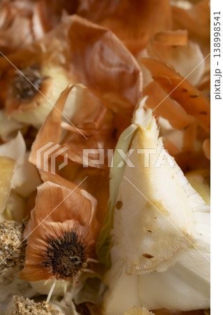 ざるに入れたくず野菜 138998541