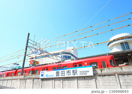 愛知県豊田市、名鉄豊田市駅に停車する電車の風景 138998693