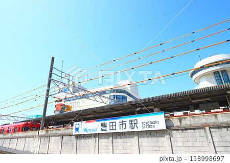 愛知県豊田市、名鉄豊田市駅に停車する電車の風景 138998697