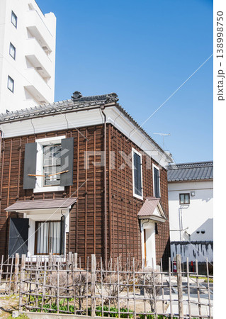 中町通りにある「松本市はかり資料館」別館の外観 138998750