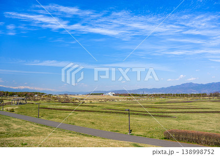 信州スカイパークから望む青空と北アルプスの絶景 138998752