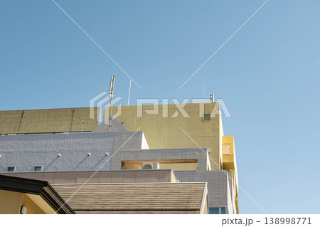 青空を背景にした近代的な建物 青空を背景にした近代的な建物 138998771