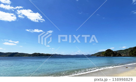 奄美大島 ヤドリ浜、絶景の青い海 緑の島々が広がる風景 奄美大島 ヤドリ浜、絶景の青い海 緑の島々が広がる風景 138998829