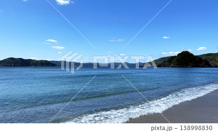奄美大島 ヤドリ浜、絶景の青い海 緑の島々が広がる風景 奄美大島 ヤドリ浜、絶景の青い海 緑の島々が広がる風景 138998830
