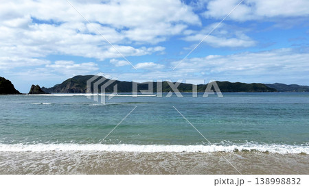 奄美大島 ヤドリ浜、絶景の青い海 緑の島々が広がる風景 奄美大島 ヤドリ浜、絶景の青い海 緑の島々が広がる風景 138998832