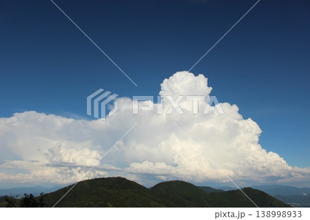 夏の青空と白い入道雲の風景 夏の青空と白い入道雲の風景 138998933