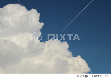 夏の青空と白い入道雲の風景 138998936