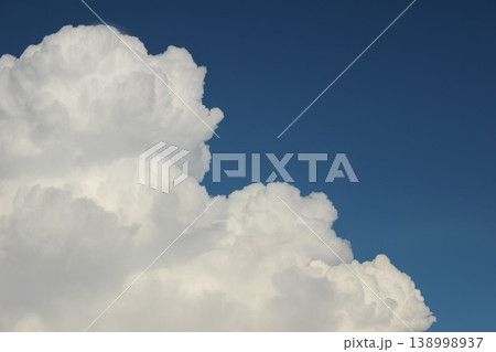 夏の青空と白い入道雲の風景 138998937
