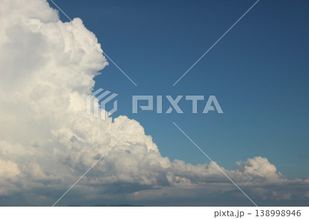 夏の青空と白い入道雲の風景 138998946