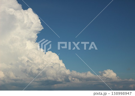 夏の青空と白い入道雲の風景 夏の青空と白い入道雲の風景 138998947