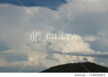 夏の青空と白い入道雲の風景 138998961