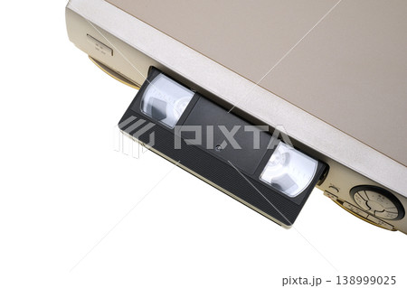 古いVHSビデオデッキとビデオテープ 138999025