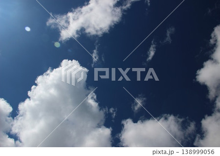 青空と白い入道雲、輝く太陽の光 夏を感じる風景 青空と白い入道雲、輝く太陽の光 夏を感じる風景 138999056