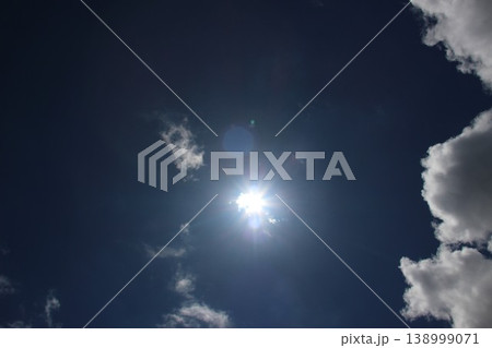 青空と白い入道雲、輝く太陽の光 夏を感じる風景 青空と白い入道雲、輝く太陽の光 夏を感じる風景 138999071